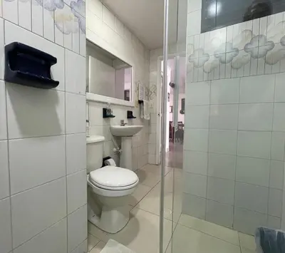 a bathroom with a toilet and a sink at Apartamento por temporadas en Bocagrande Cartagena in Cartagena de Indias