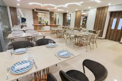 a restaurant with tables and chairs in a room at Sonesta Hotel Cartagena in Cartagena de Indias