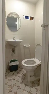 a bathroom with a toilet and a sink at Hostal Casa Tropicalia in Barranquilla