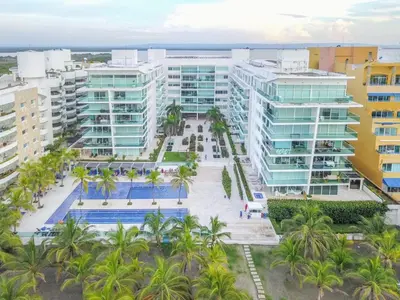 an aerial view of a resort with palm trees and buildings at Amplio apt de 3 alcobas edificio primera linea de playa in Cartagena de Indias