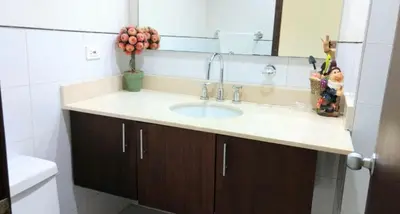 a bathroom with a sink and a mirror at Amplio apt de 3 alcobas edificio primera linea de playa in Cartagena de Indias