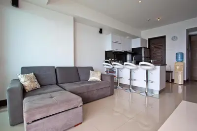 a living room with a couch and a kitchen at Palmetto Eliptic 4003 in Cartagena de Indias