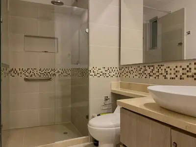 a bathroom with a shower and a toilet and a sink at Apartamento en Cartagena con Vista al Mar in Cartagena de Indias
