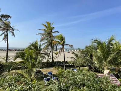 a view of a beach with palm trees and vehicles at Apartamento Cartagena Morros Epic 25 in Cartagena de Indias