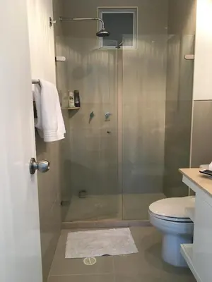 a bathroom with a glass shower with a toilet at Apartamento Confort Frente a la Playa en Cartagena! in Cartagena de Indias