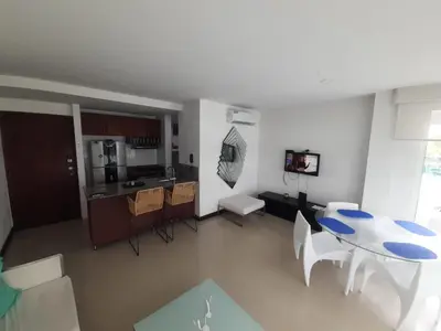 a kitchen and a dining room with a table and chairs at Edificio acceso directo al mar primera linea de playa 2 habitaciones in Cartagena de Indias