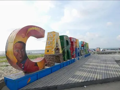 a row ofulptures on a beach with the ocean at Edificio acceso directo al mar primera linea de playa 2 habitaciones in Cartagena de Indias