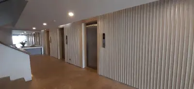 an empty hallway with white walls and wooden floors at Mi Apartamento en Cartagena in Cartagena de Indias
