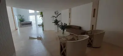 a living room with a couch and a table at Mi Apartamento en Cartagena in Cartagena de Indias