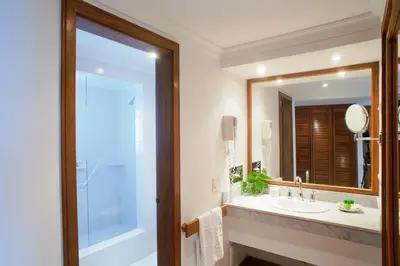 a bathroom with a sink and a mirror at Hotel Irotama XXI in Santa Marta