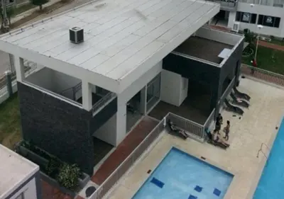 an overhead view of a building with a swimming pool at Apartamento Vacacional En La Zona Norte De Barranquilla in Barranquilla