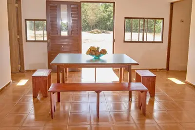 a table and benches in a room at Cabaña El Refugio in San Antero