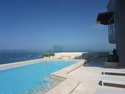 a swimming pool on the side of a building at Excelente Apartamento en Murano Elite en Bocagrande, Cartagena in Cartagena de Indias