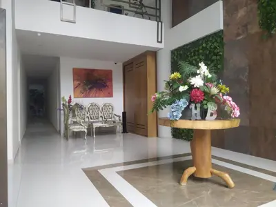 a lobby with a table with a bouquet of flowers at Hotel Boutique M in Barranquilla