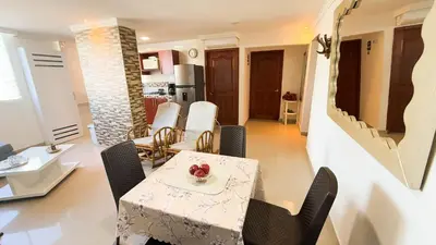a dining room and kitchen with a table and chairs at Hermoso Apartamento en Bocagrande-Cartagena in Cartagena de Indias