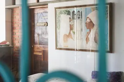a picture of a bride and groom on a wall at Casa Caracola in Tubará