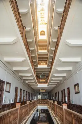 a hallway of a building with wooden benches at Apartamento Ganem 505a in Cartagena de Indias