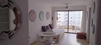 a living room with a white couch and a table at Apt frente al Mar 10 min a pie Centro Histórico in Cartagena de Indias