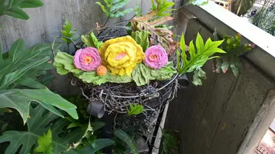 a arrangement of flowers in a basket on a wall at MAR SERENO Recinto Natural Casa Museo MERY LORA de CIFUENTES Condominio de Cabañas frente al MAR in Coveñas