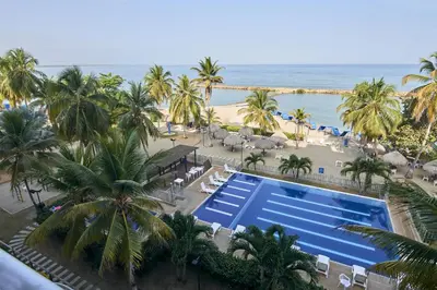 an aerial view of a resort with a pool and the beach at Magico Apartamento Frente al Mar 2 Habitaciones PAZ124 in Coveñas