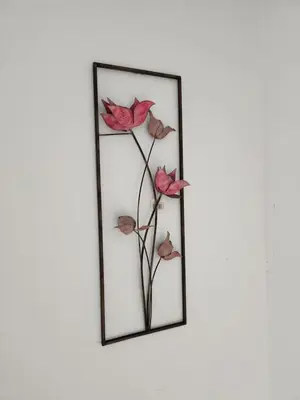 a picture of a pink flower in a frame on a wall at Costa Serena Casa 3 in Coveñas
