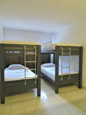 two bunk beds in a small room withthritisthritisthritisthritisthritisbestosbestosbestos at SAN JACINTO HOSTEL in Cartagena de Indias
