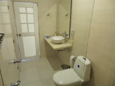a bathroom with a toilet and a sink at SAN JACINTO HOSTEL in Cartagena de Indias