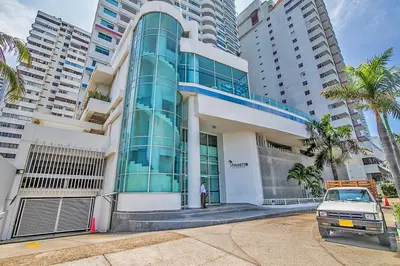 a building with a van parked in front of it at Apartamentos Palmetto - Frente al Mar in Cartagena de Indias