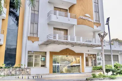 an image of the front of the hotel at Howard Johnson by Wyndham Barranquilla Versalles in Barranquilla