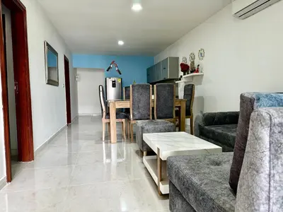 a living room with a couch and a table at Apartamento en Coveñas cómodo y acogedor in Coveñas