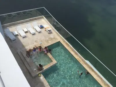 an overhead view of a swimming pool with people in it at Apartamento Frente al Mar in Cartagena de Indias