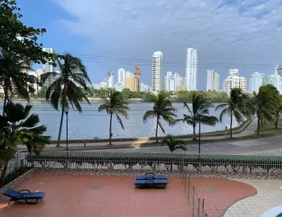 a view of a river with palm trees and a city at Apartamento cerca de playas y zonas turísticas in Cartagena de Indias