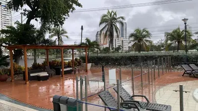 a wet park with benches and a gazebo at Apartamento cerca de playas y zonas turísticas in Cartagena de Indias