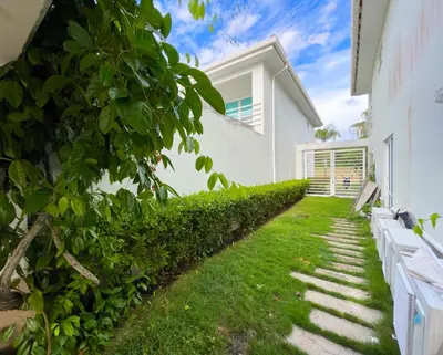 a white house with a green hedge at Casa de Playa in Cartagena de Indias