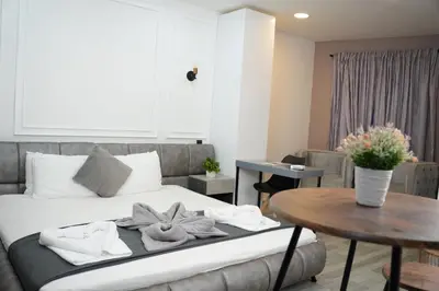 a bedroom with a bed and a table with towels on it at Hermosa Habitación cerca al Centro histórico in Cartagena de Indias