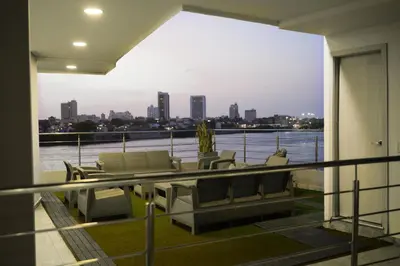 a balcony with couches and a view of the water at Hermosa Habitación cerca al Centro histórico in Cartagena de Indias