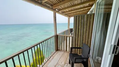 a balcony with a chair and the ocean at Hostel Santa Cruz del Islote in Santa Cruz del Islote