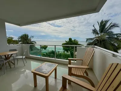 a balcony with chairs and a view of the ocean at Magico Apartamento Frente al Mar 3 Habitaciones B21 in Coveñas