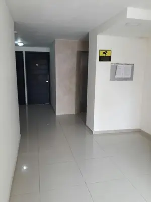 an empty room with a white wall and a door at Rincon 94- Barranquilla- Rio Alto in Barranquilla