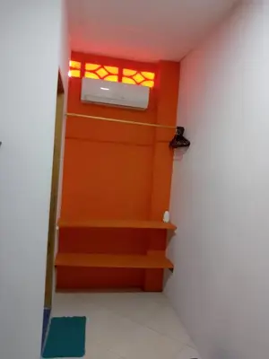 a small room with stairs and a microwave on the wall at Hotel El Puerto in Tolú