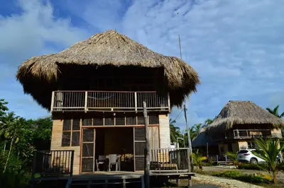 a small hut with a thatched roof at Palmar del viento cabaña frente al mar in Moñitos