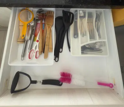 a drawer with scissors and other kitchen utensils at Condo con vista al mar in Cartagena de Indias