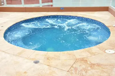 a large pool with blue water in a tile floor at Caminando hacia la playa in Cartagena de Indias