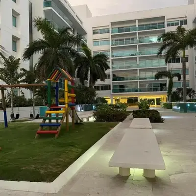 Edificio frente al mar con playas tranquilas