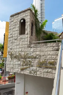 a brick building with a sign on the side of it at Apartamento en Bocagrande - Piscina, Jacuzzi y Mar in Cartagena de Indias