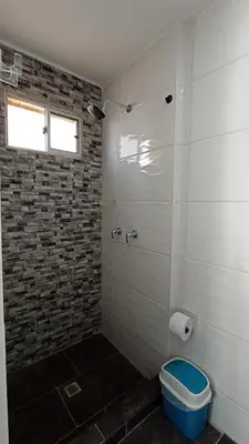 a bathroom with a shower with a blue toilet at APARTA-SUITES EN CARTAGENA JUNTO a LA PLAYA in Cartagena de Indias