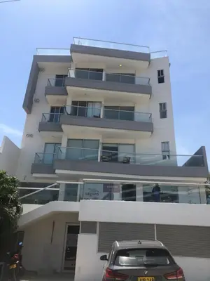a building with a car parked in front of it at NUEVO PRECIOSO APARTAMENTO in Cartagena de Indias