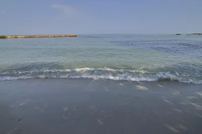a small wave in the ocean on a beach at Magico Apartamento Frente al Mar 3 Habitaciones PAZ222 in Coveñitas