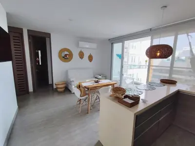 a kitchen and living room with a table and a dining room at Spiaggia di Cartagena primera línea de playa in Cartagena de Indias