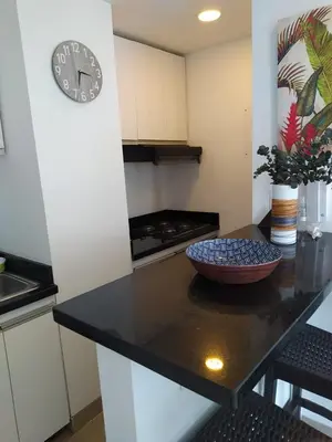 a kitchen with a counter with a clock on the wall at Apartamento dentro del Hotel Sonesta Cartagena, aprovecha estar en lo mejor de MORROS in Cartagena de Indias